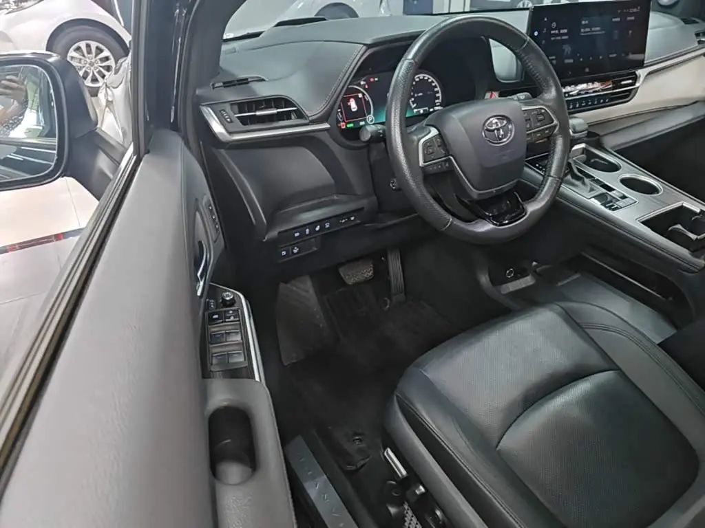 Toyota Granvia 2023 — Photo 16/20