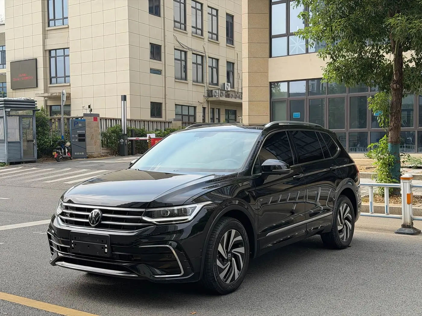 Volkswagen Tiguan L 2024 — Şəkil 1/11