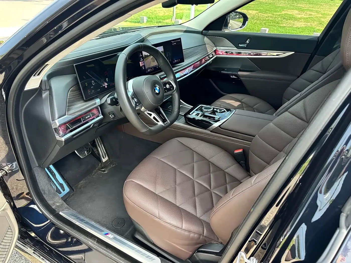 BMW 7 Series 2023 — Photo 15/17