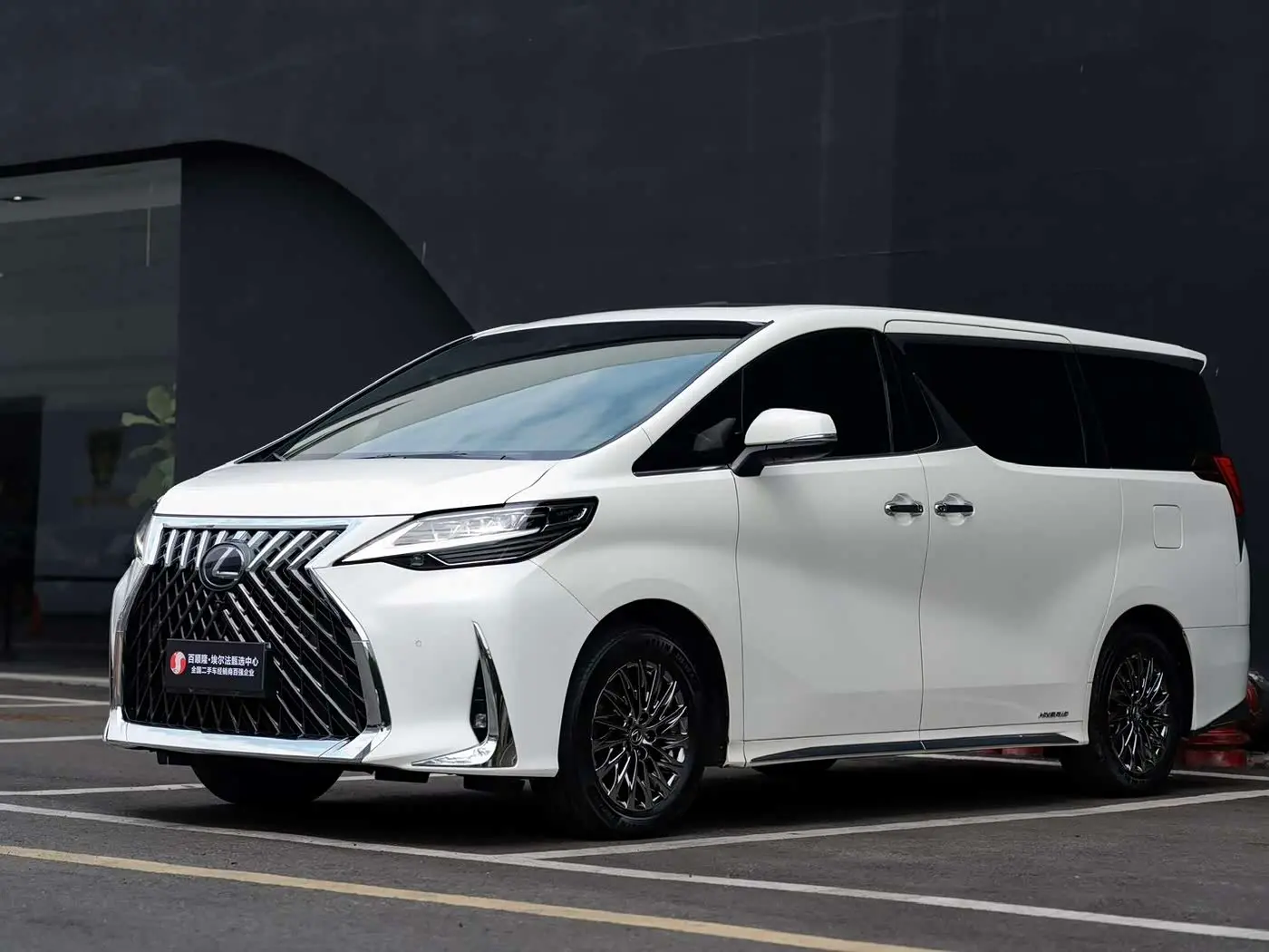 Lexus LM 2022 — Photo 1/18