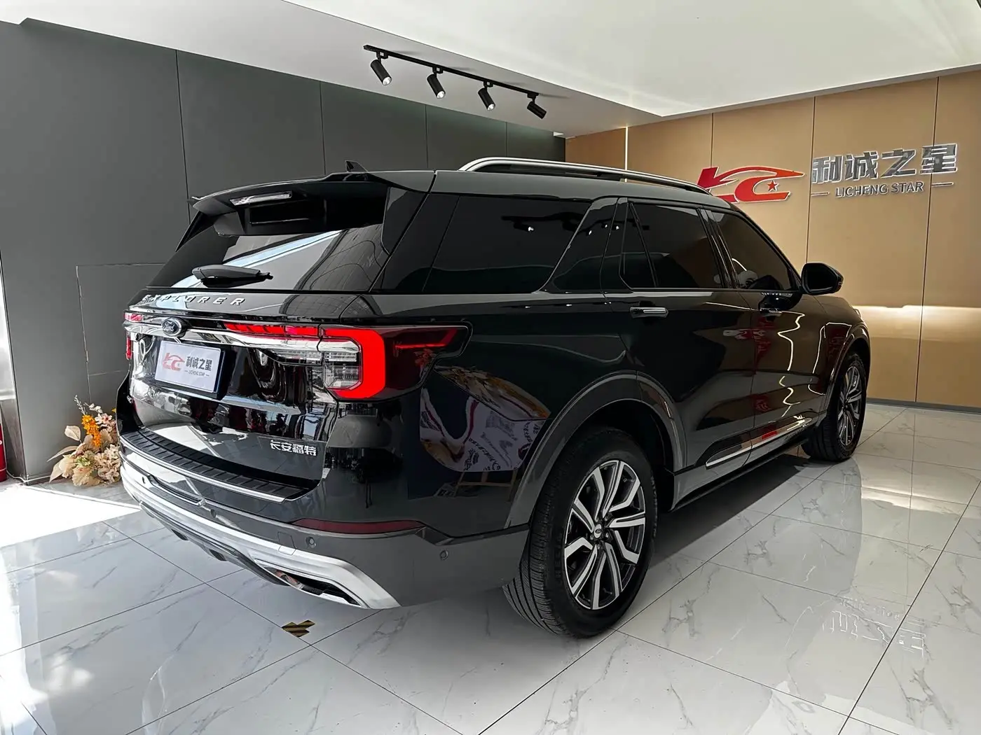 Ford Explorer 2024 — Photo 4/17