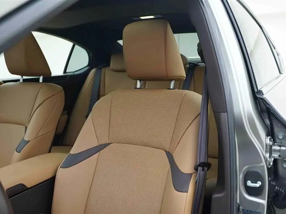 Lexus ES 2021 — Photo 14/20