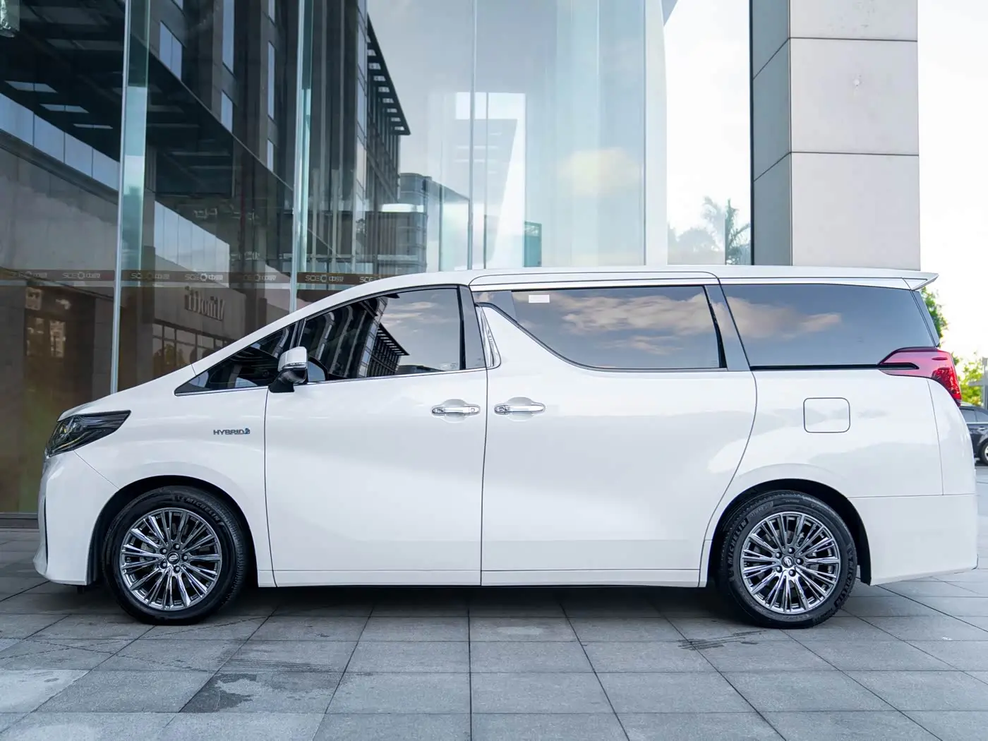 Toyota Alphard 2021 — Photo 7/18