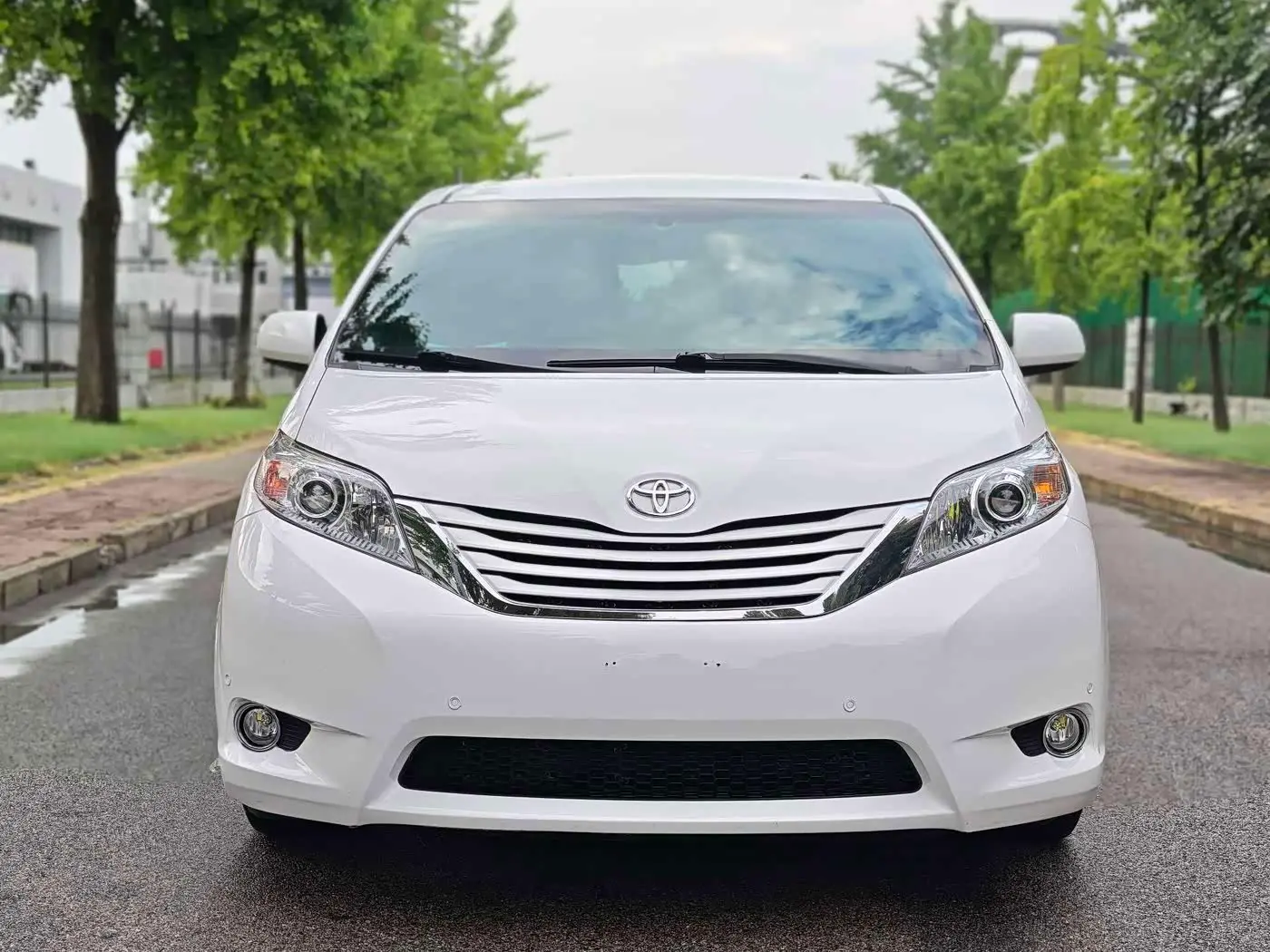 Toyota Sienna 2018 — Фото 2/20