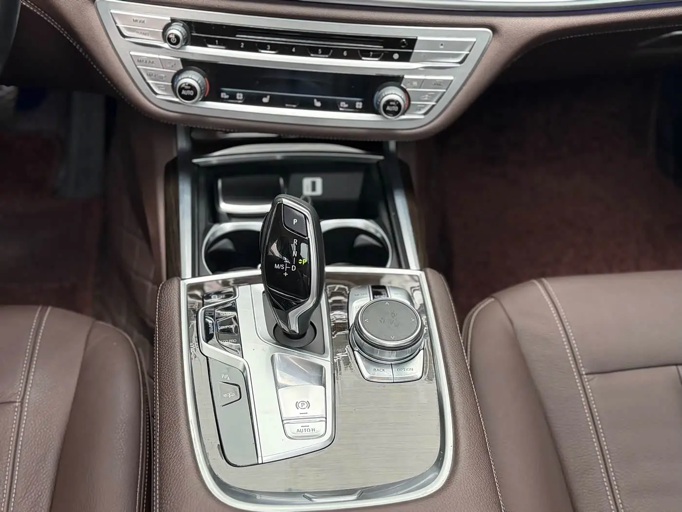 BMW 7 Series 2017 — Фото 11/17