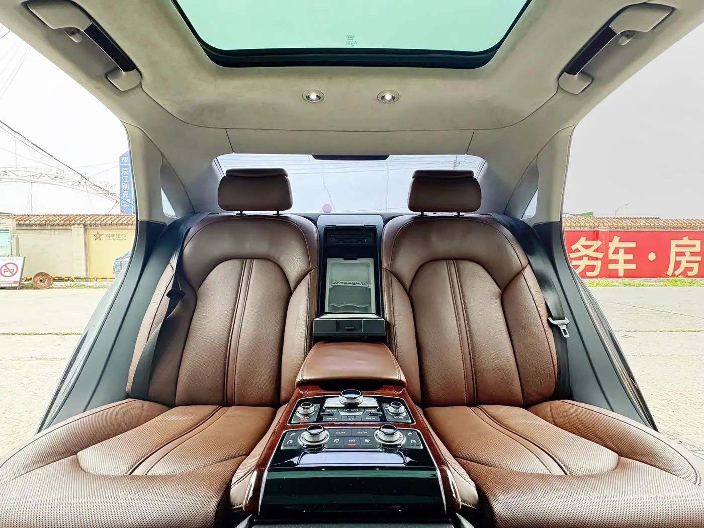 Audi A8 2011 — ფოტო 19/20