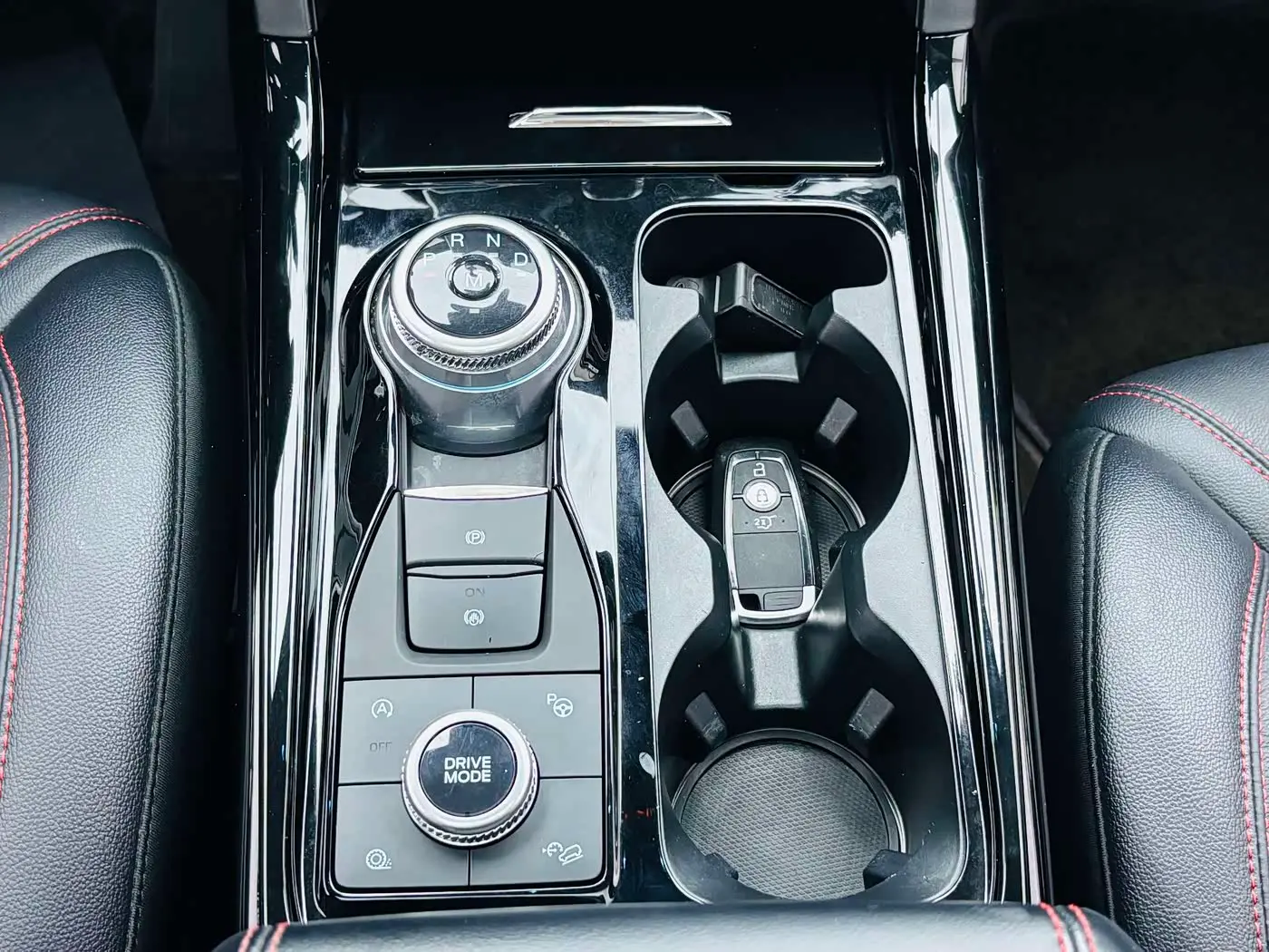 Ford Explorer 2021 — Photo 10/19