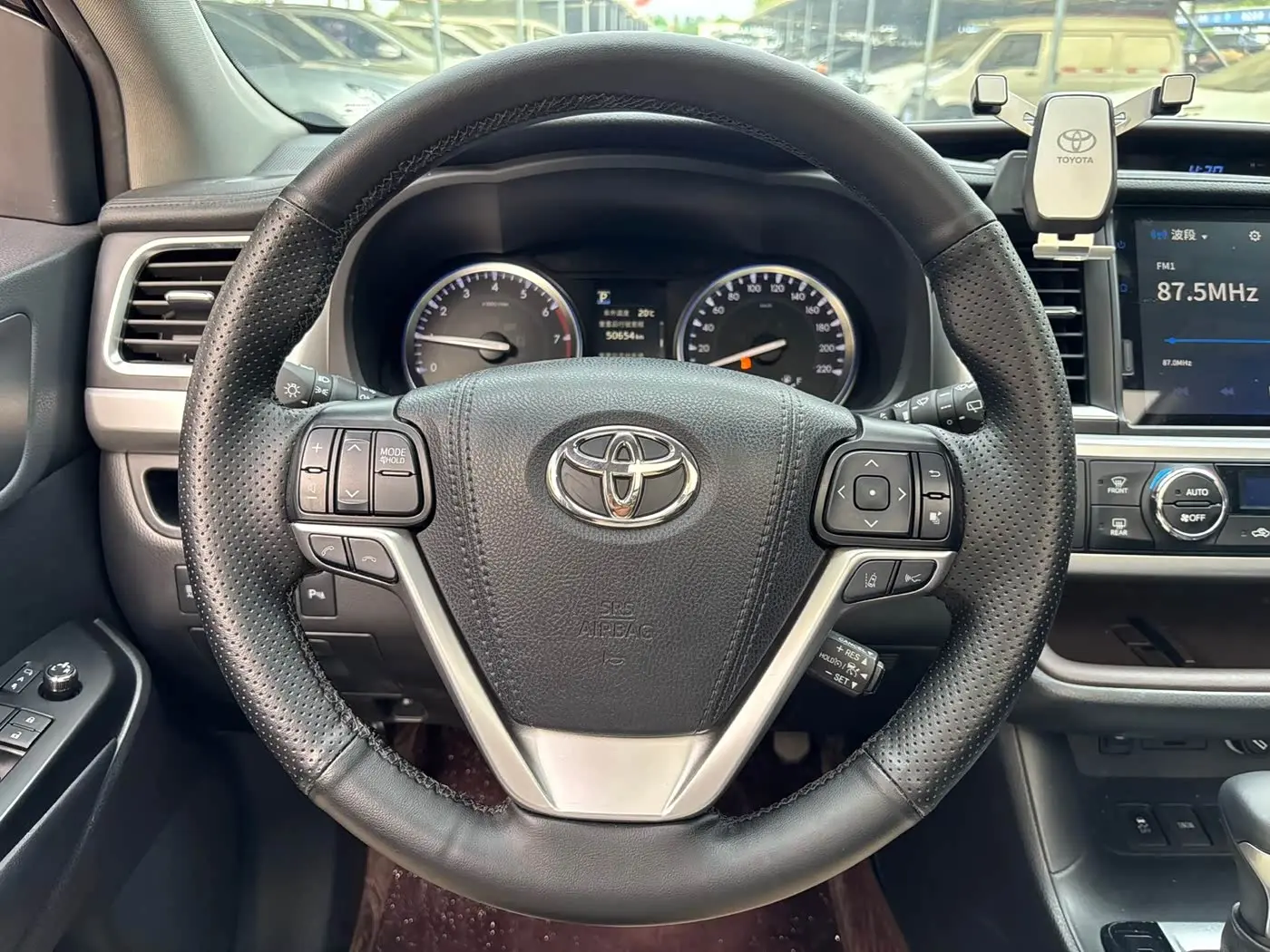 Toyota Highlander 2022 — Фото 8/15