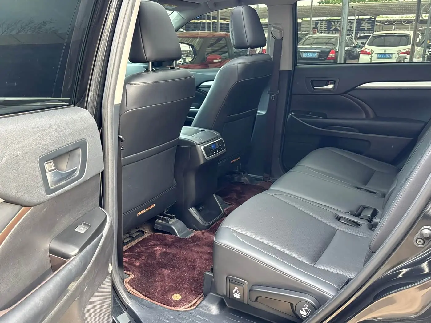 Toyota Highlander 2022 — Фото 11/15