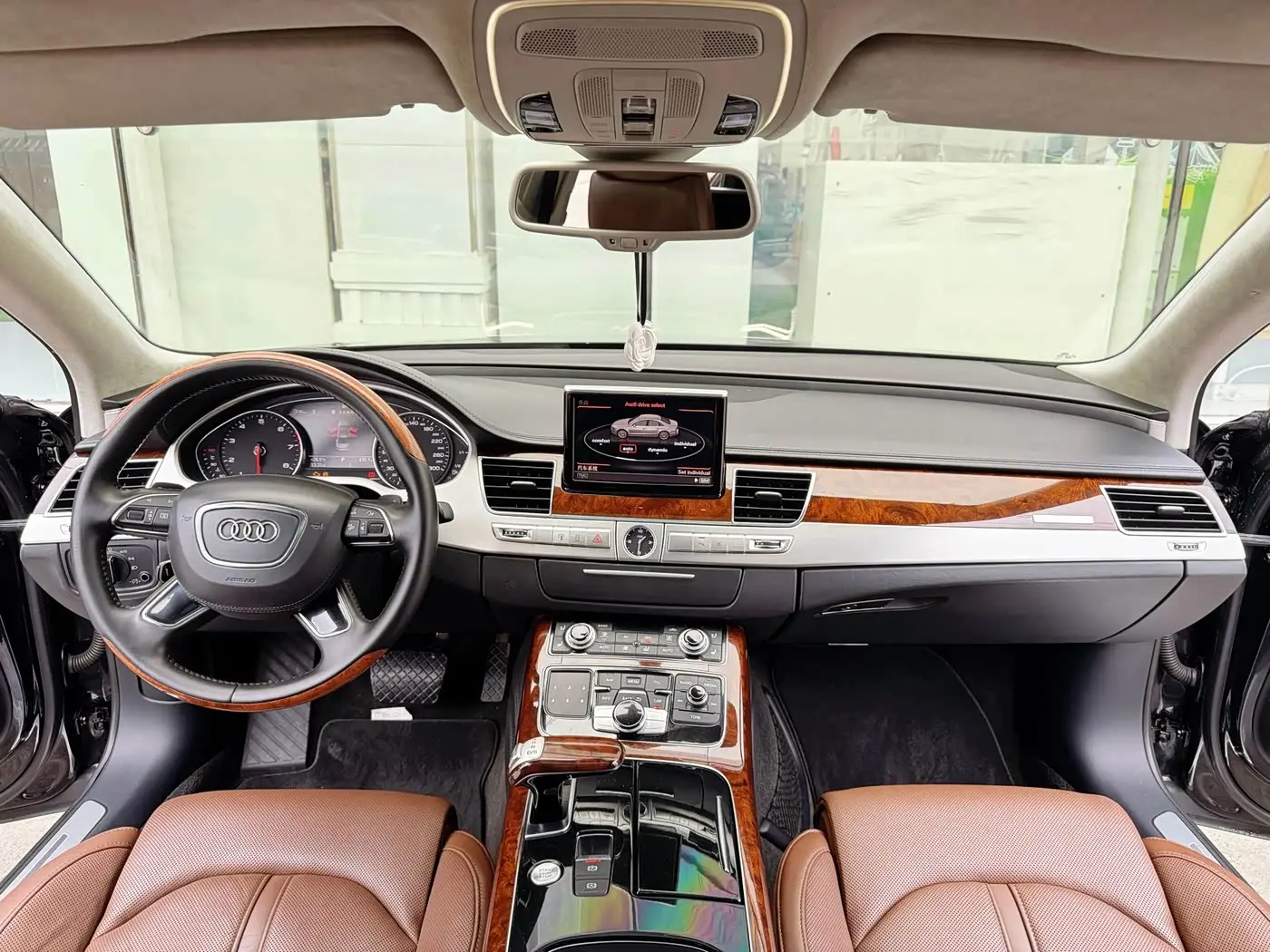 Audi A8 2011 — ფოტო 12/20