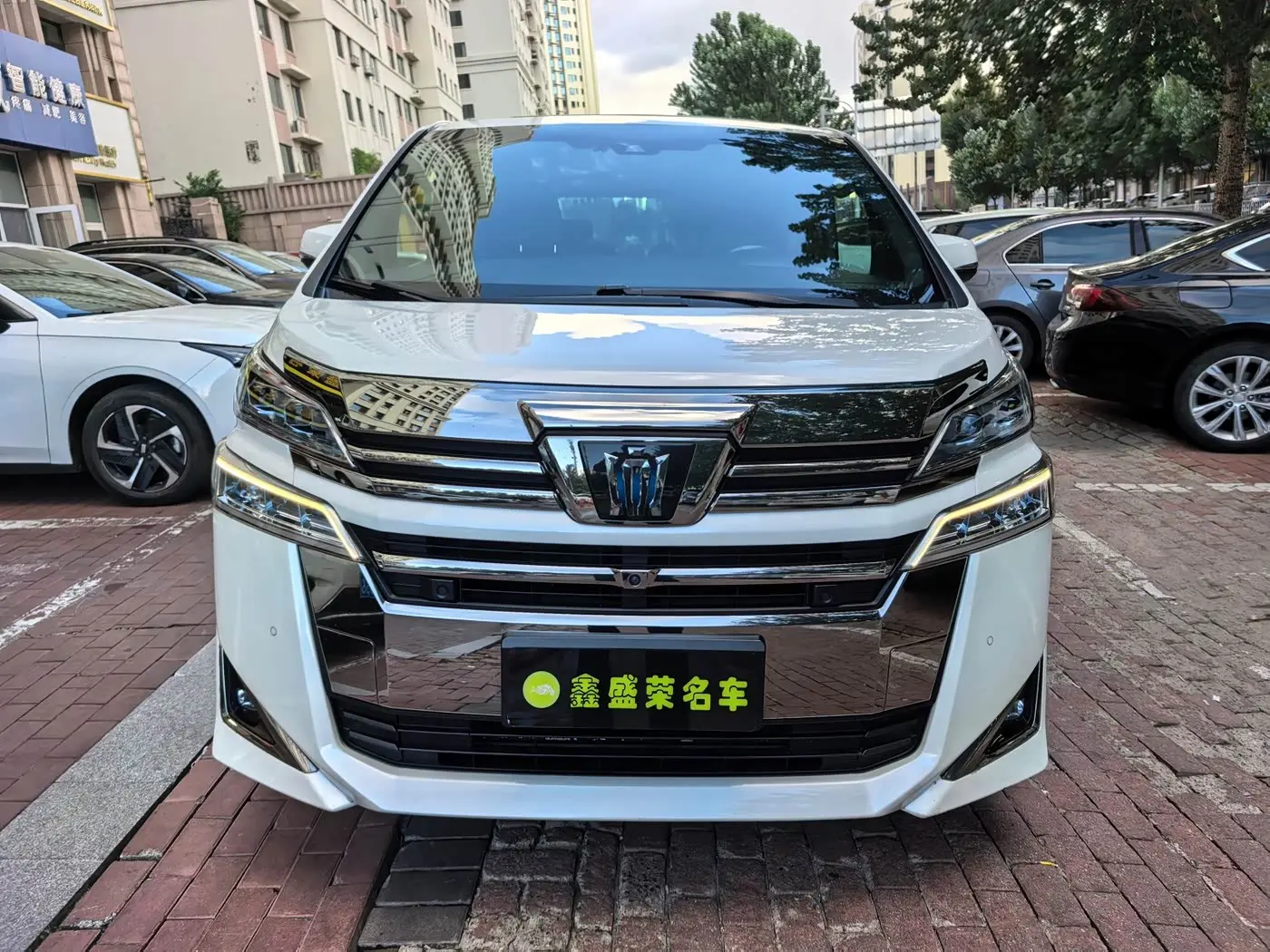Toyota Vellfire 2022 — Photo 2/12