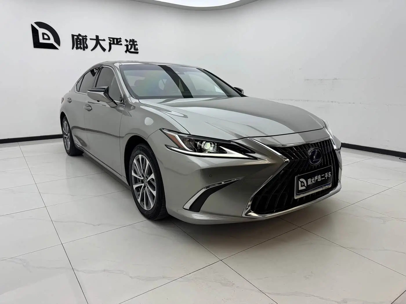 Lexus ES 2021 — Photo 3/11