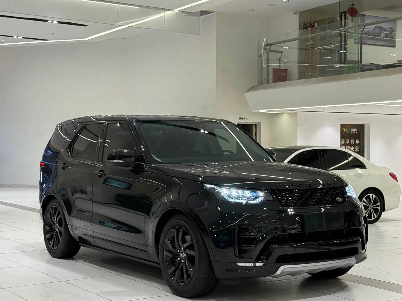 Land Rover Discovery 2021 — Photo 1/11