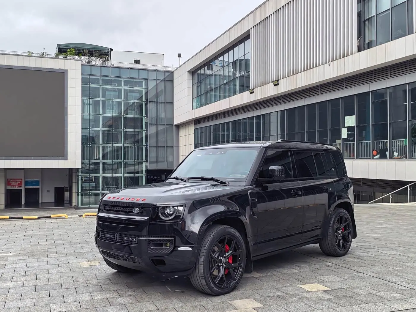 Land Rover Defender 2023 — Фото 1/20