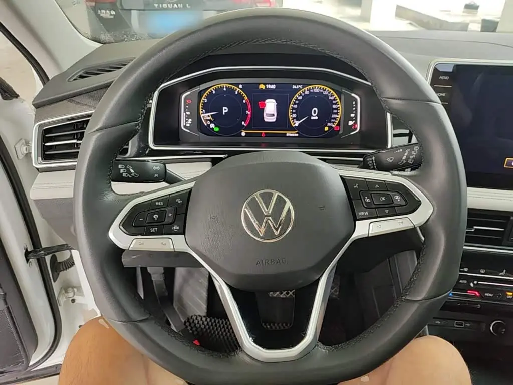 Volkswagen Tiguan L 2024 — Şəkil 11/20