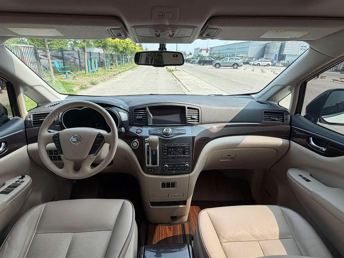 Nissan Quest 2017 — Photo 11/15