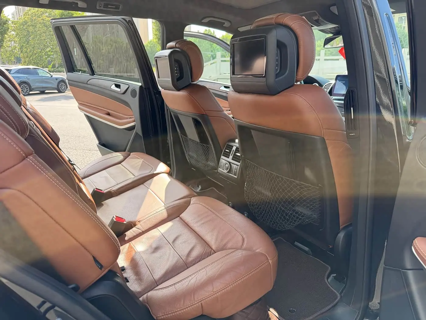 Mercedes-Benz GLS 2016 — Photo 10/17