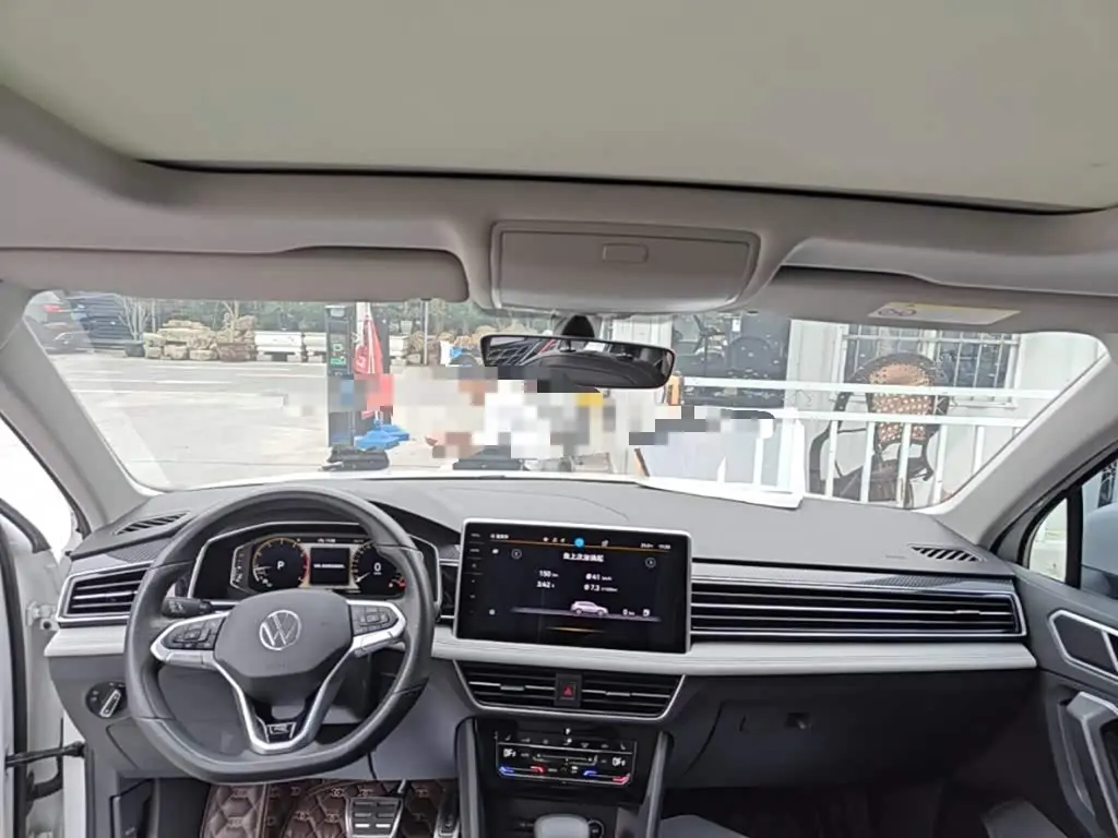Volkswagen Tiguan L 2024 — Photo 10/20