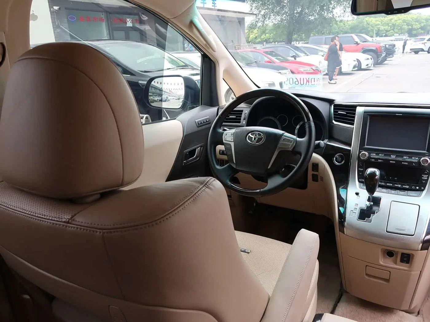 Toyota Alphard 2013 — Photo 8/12