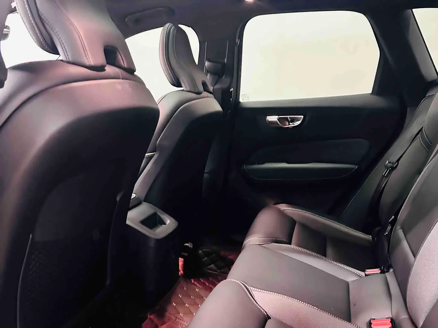 Volvo XC60 Plug-in Hybrid 2025 — Photo 11/16