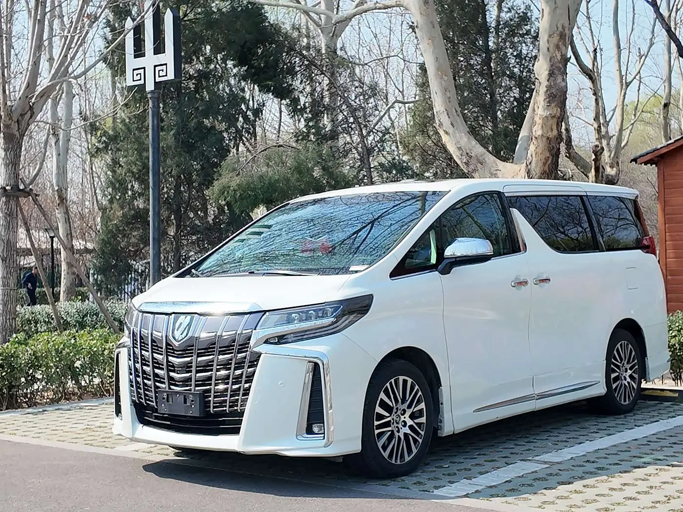 Toyota Alphard 2017 — ფოტო 3/20