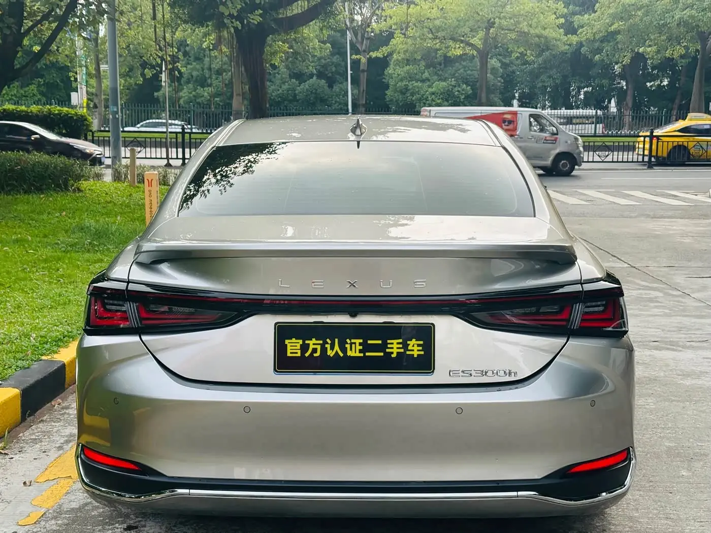 Lexus ES 2025 — Photo 6/19