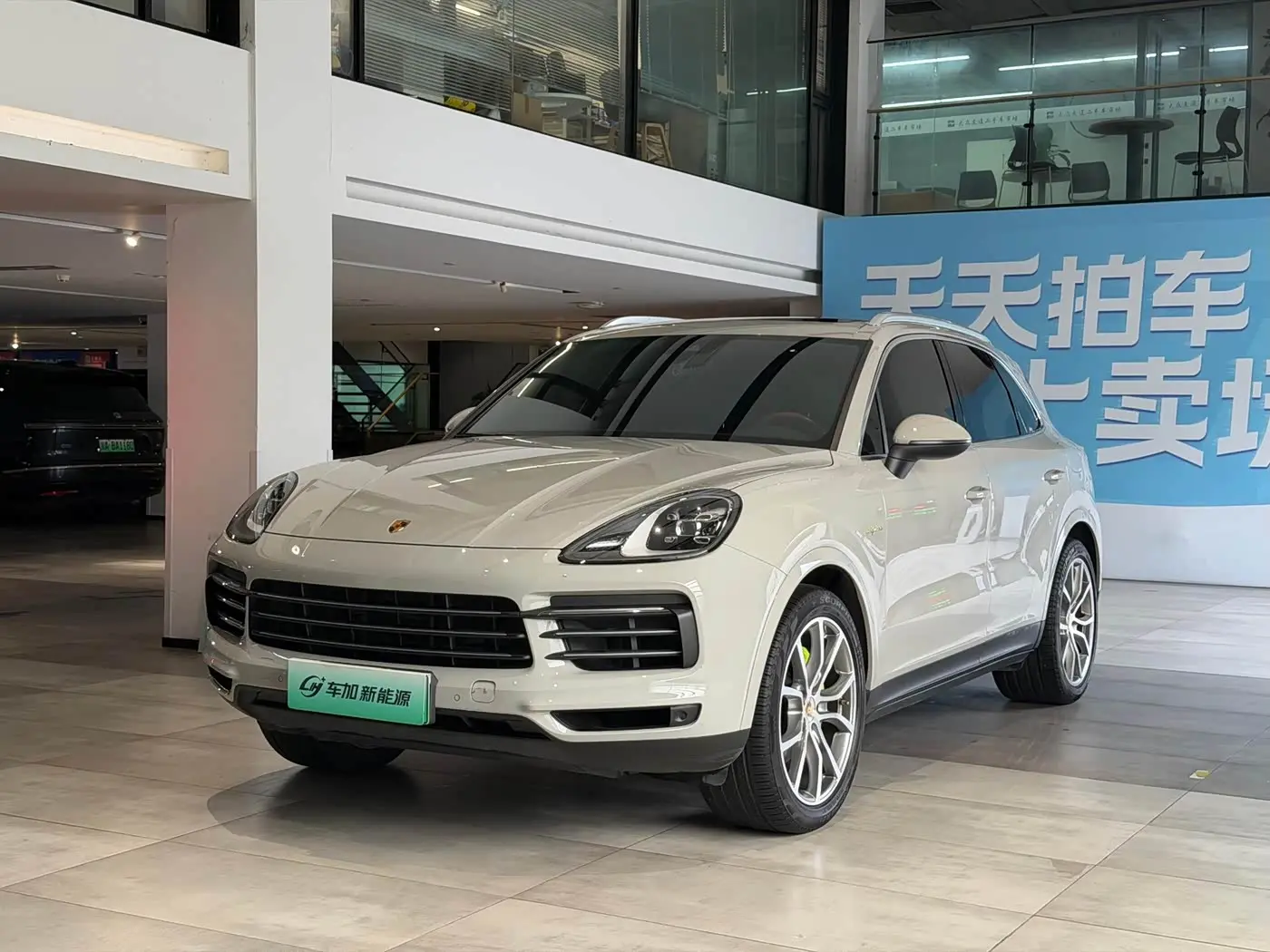 Porsche Cayenne New Energy 2023 — Фото 1/9