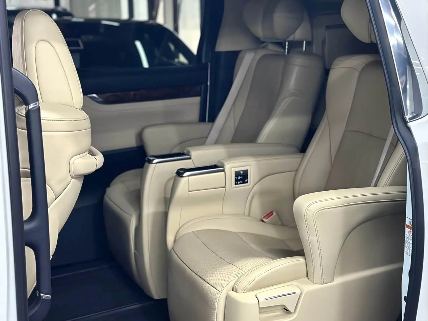 Toyota Alphard 2018 — Фото 6/20