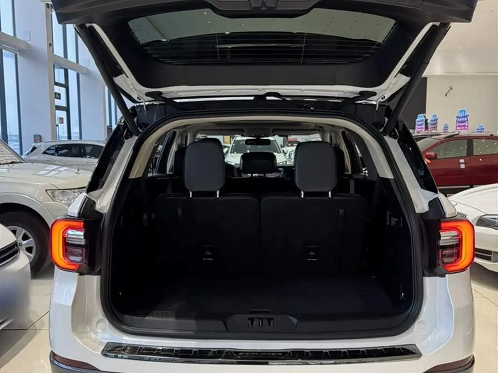 Ford Explorer 2023 — Photo 17/19