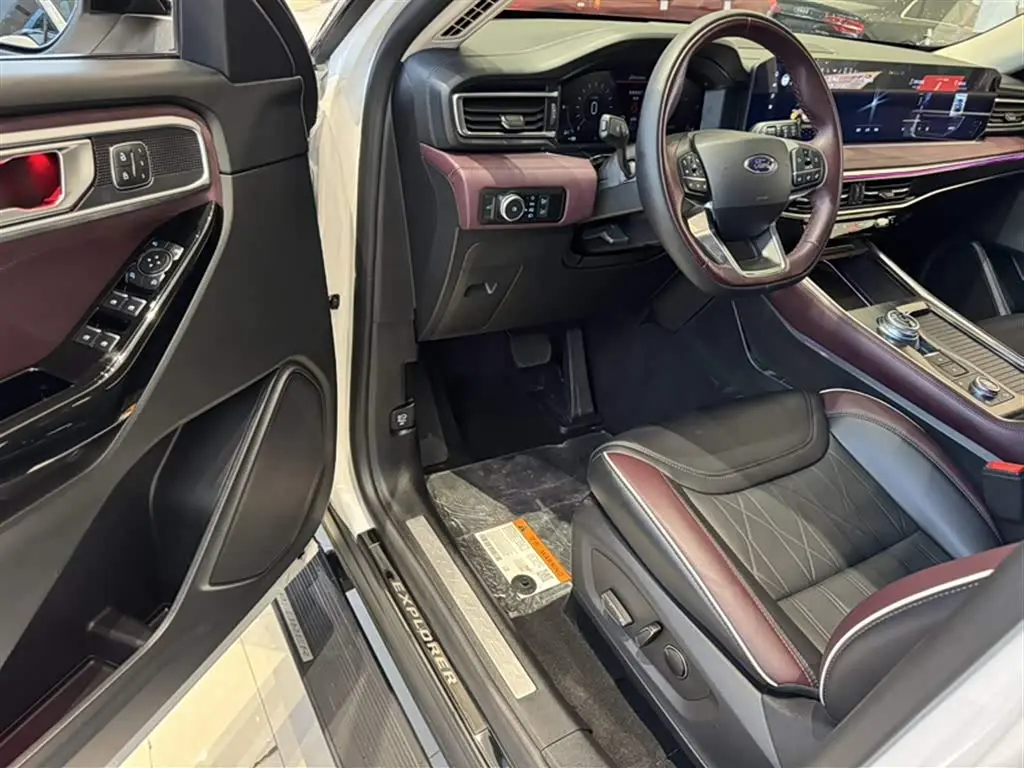 Ford Explorer 2023 — Photo 14/19