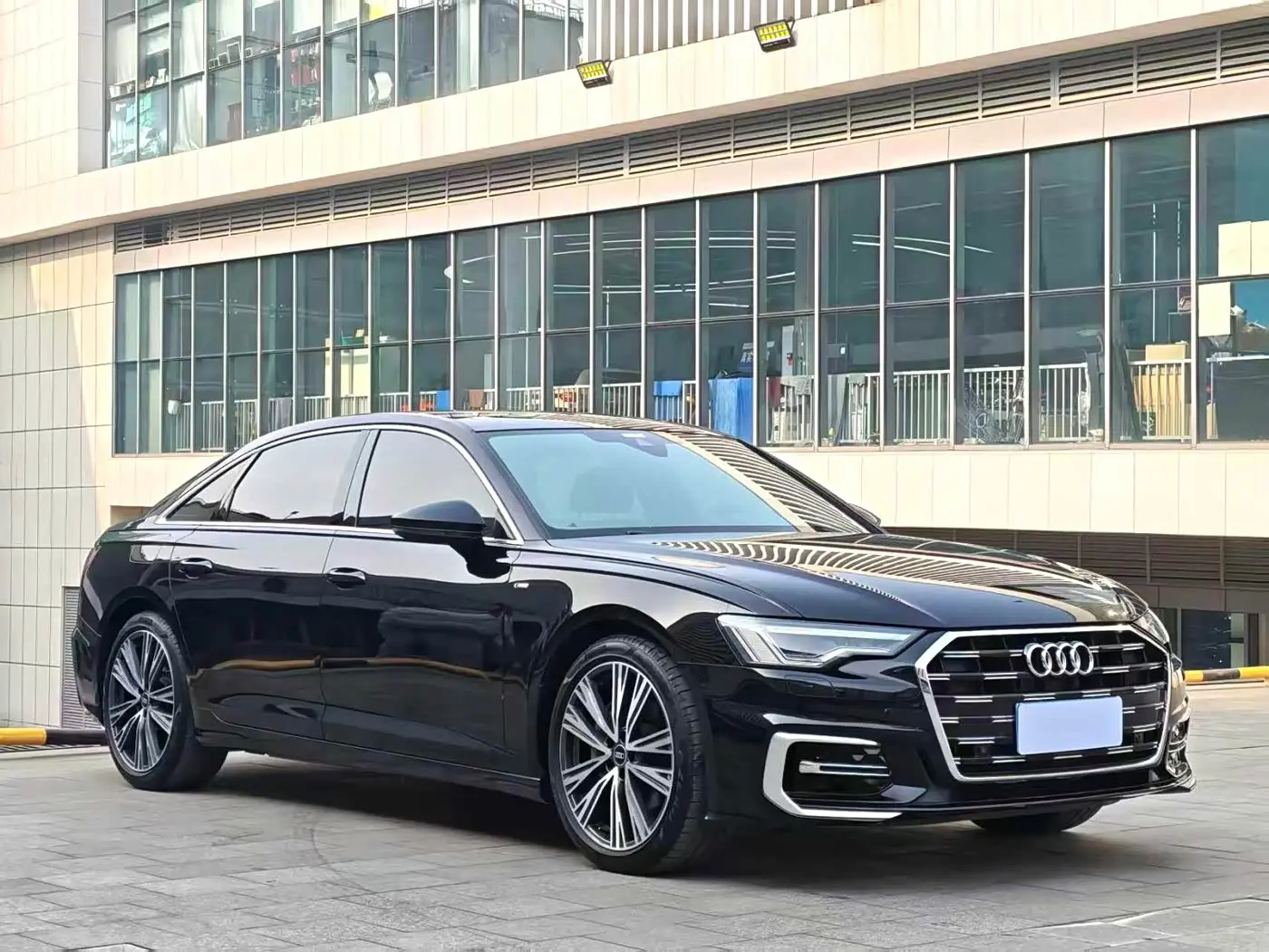 Audi A6L 2024 — Photo 2/19