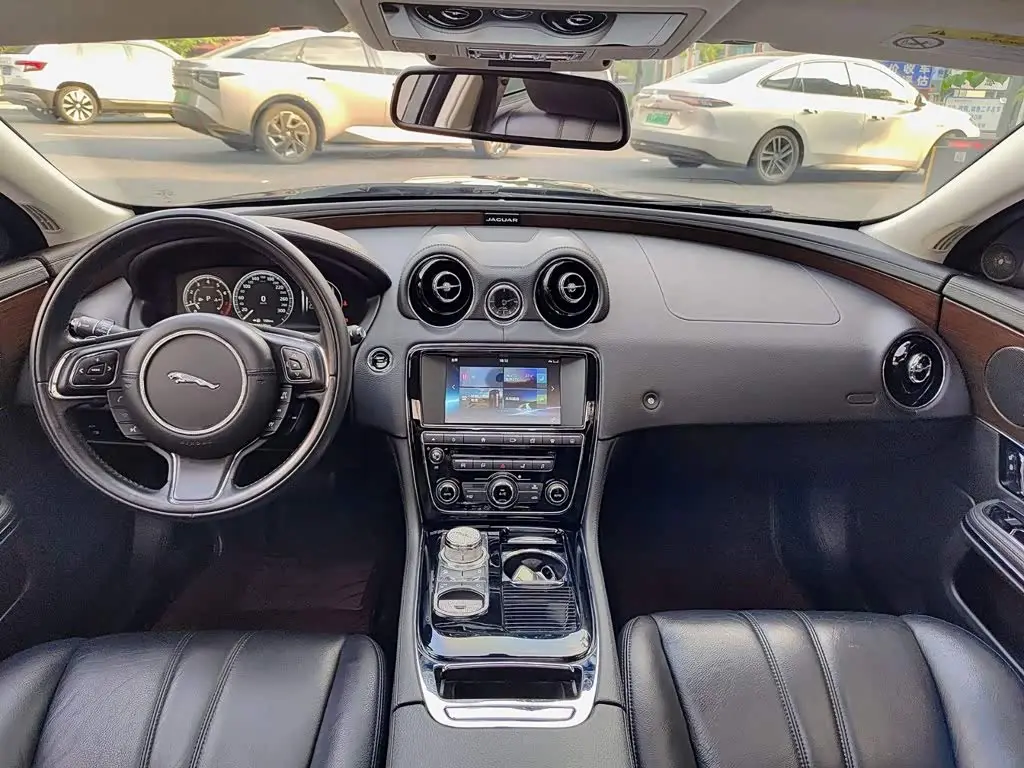 Jaguar XJ 2016 — Photo 10/11