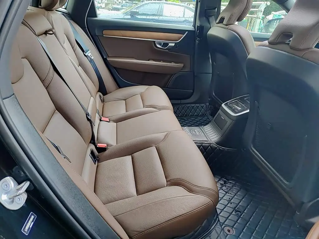 Volvo S90 Plug-in Hybrid 2023 — Фото 11/11