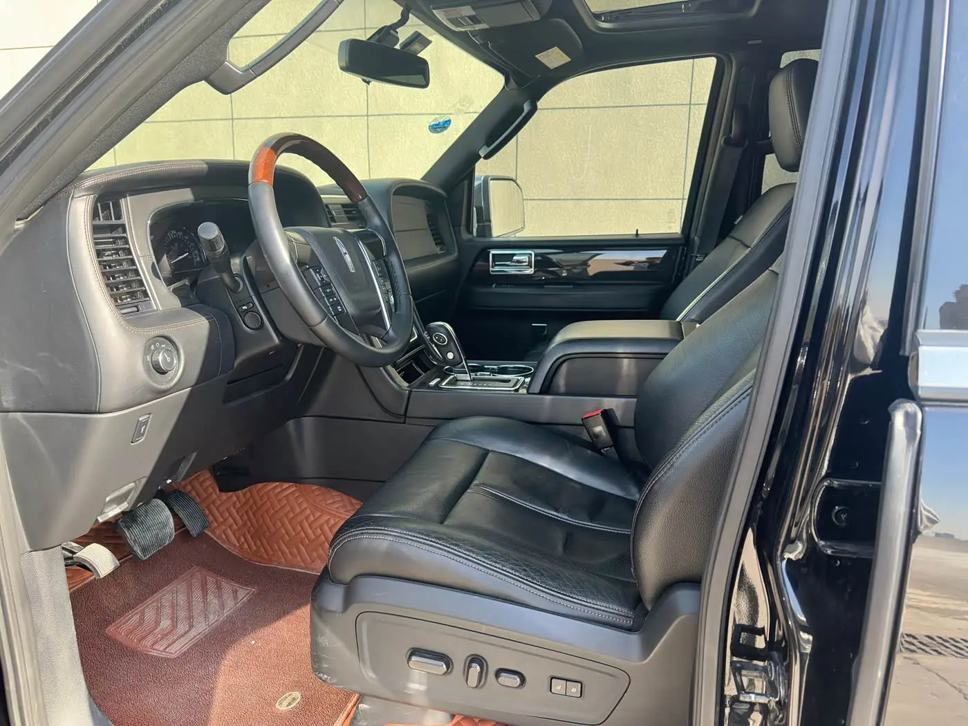 Lincoln Navigator 2018 — Photo 4/16