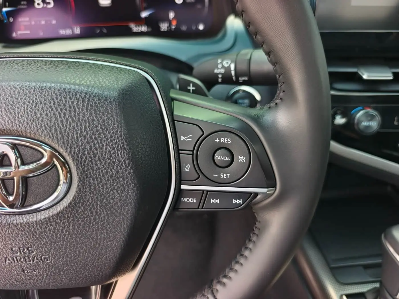 Toyota Camry 2023 — Photo 18/20