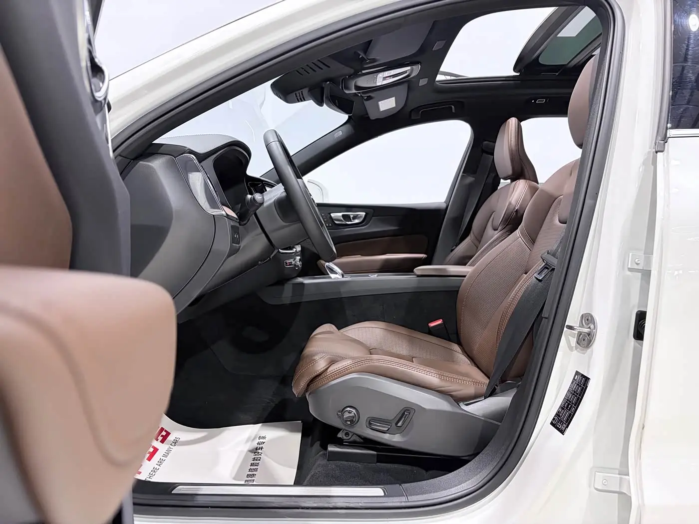 Volvo XC60 Plug-in Hybrid 2024 — Photo 8/20