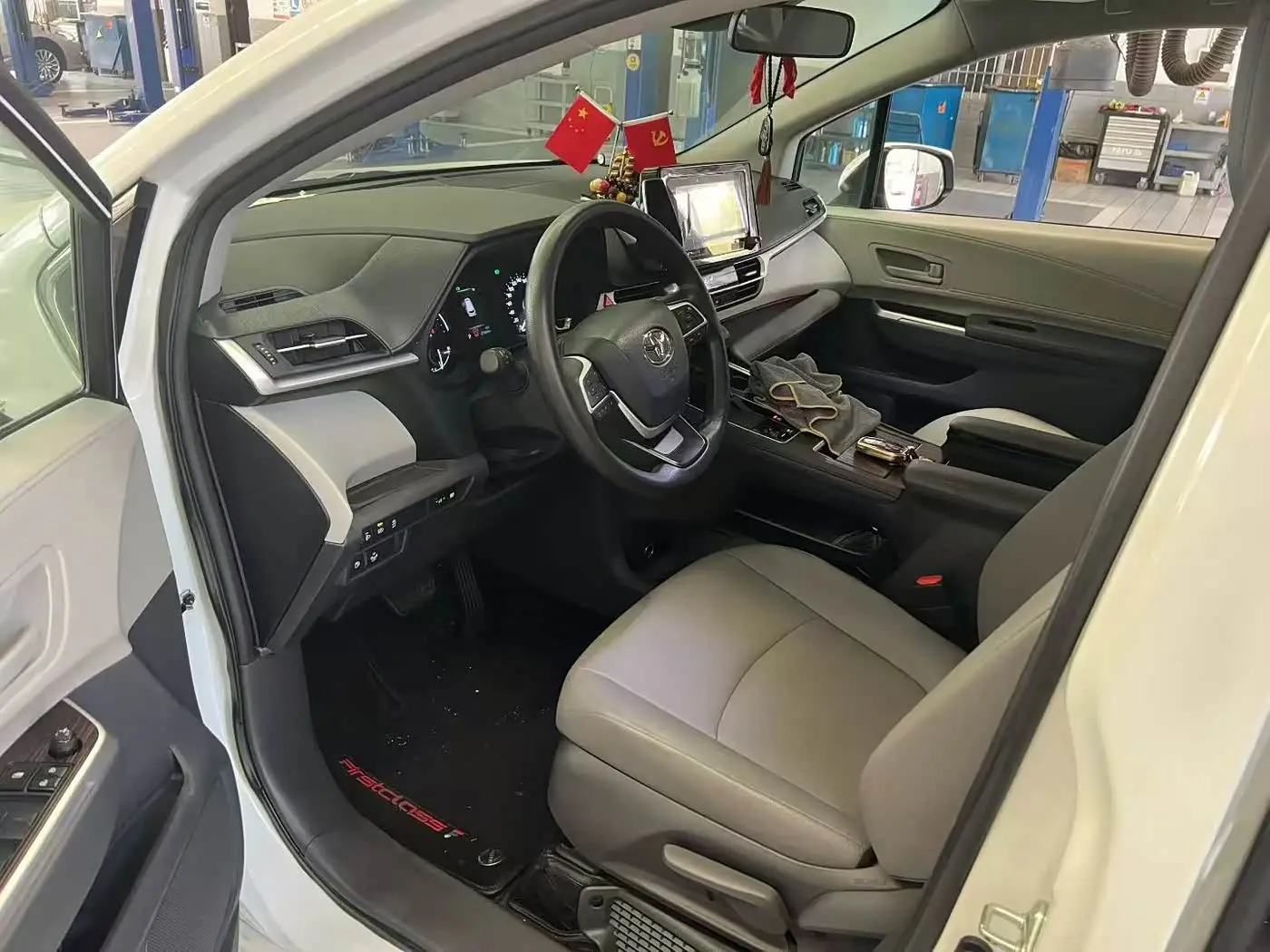 Toyota Granvia 2024 — Photo 8/9
