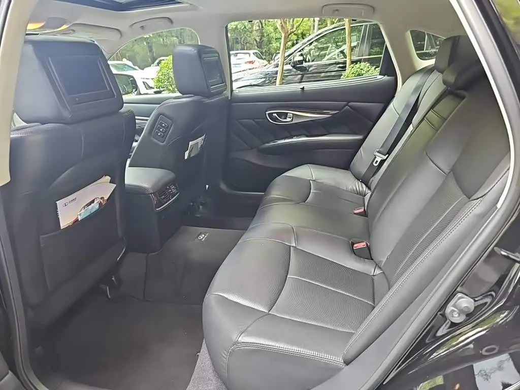 Infiniti Q70 2017 — Photo 15/20
