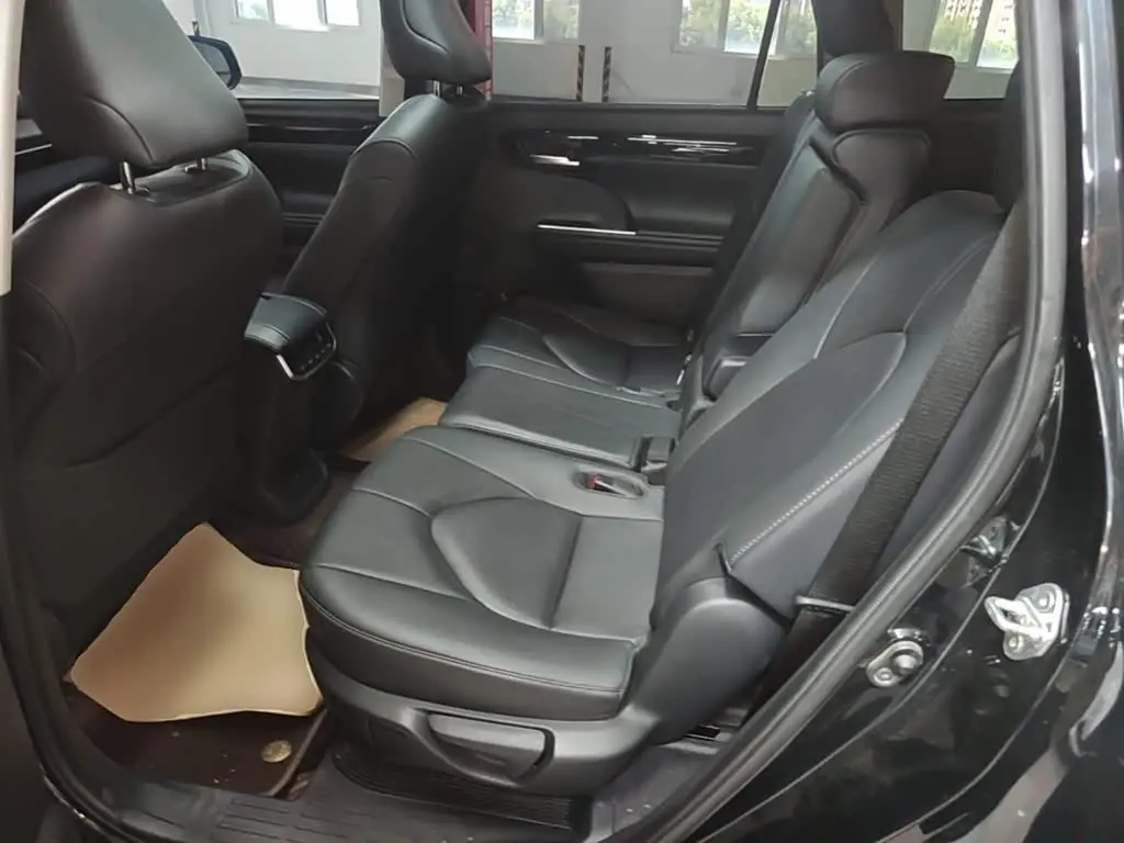 Toyota Highlander 2023 — Photo 17/20