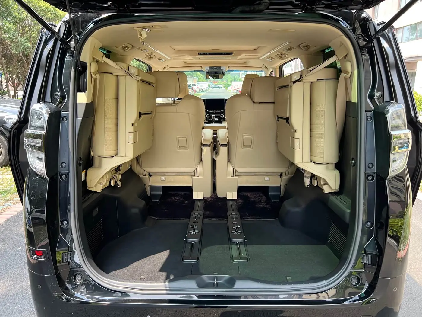 Toyota Vellfire 2022 — Photo 8/18