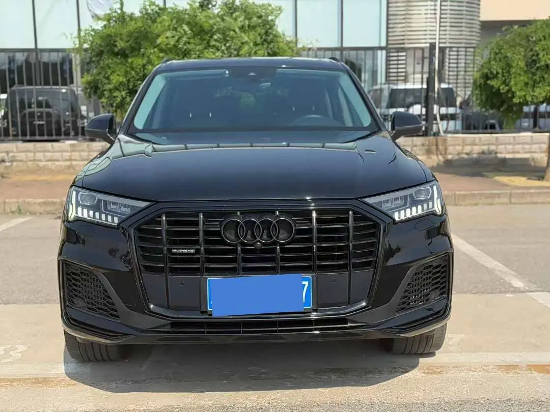 Audi Q7 2020 — Photo 2/9