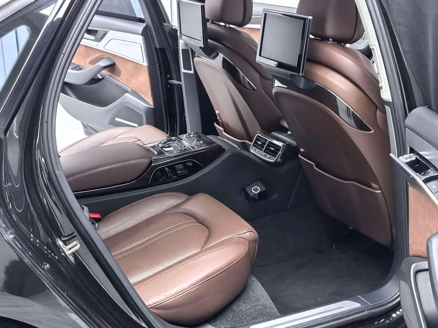 Audi A8 2014 — Şəkil 12/15