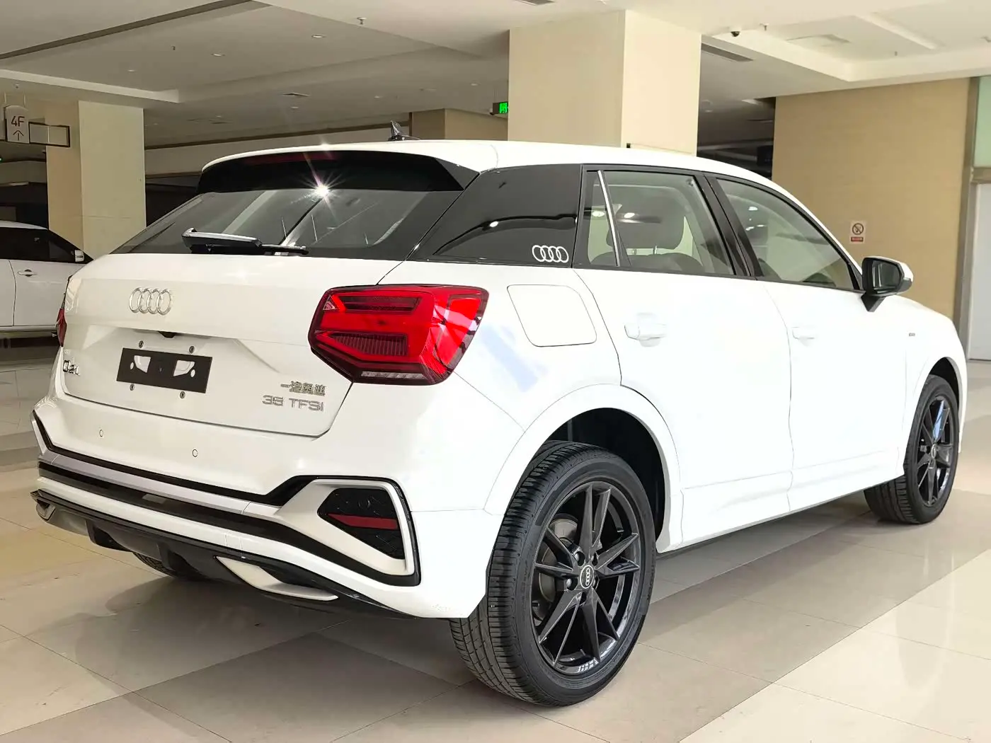 Audi Q2L 2023 — Şəkil 12/13