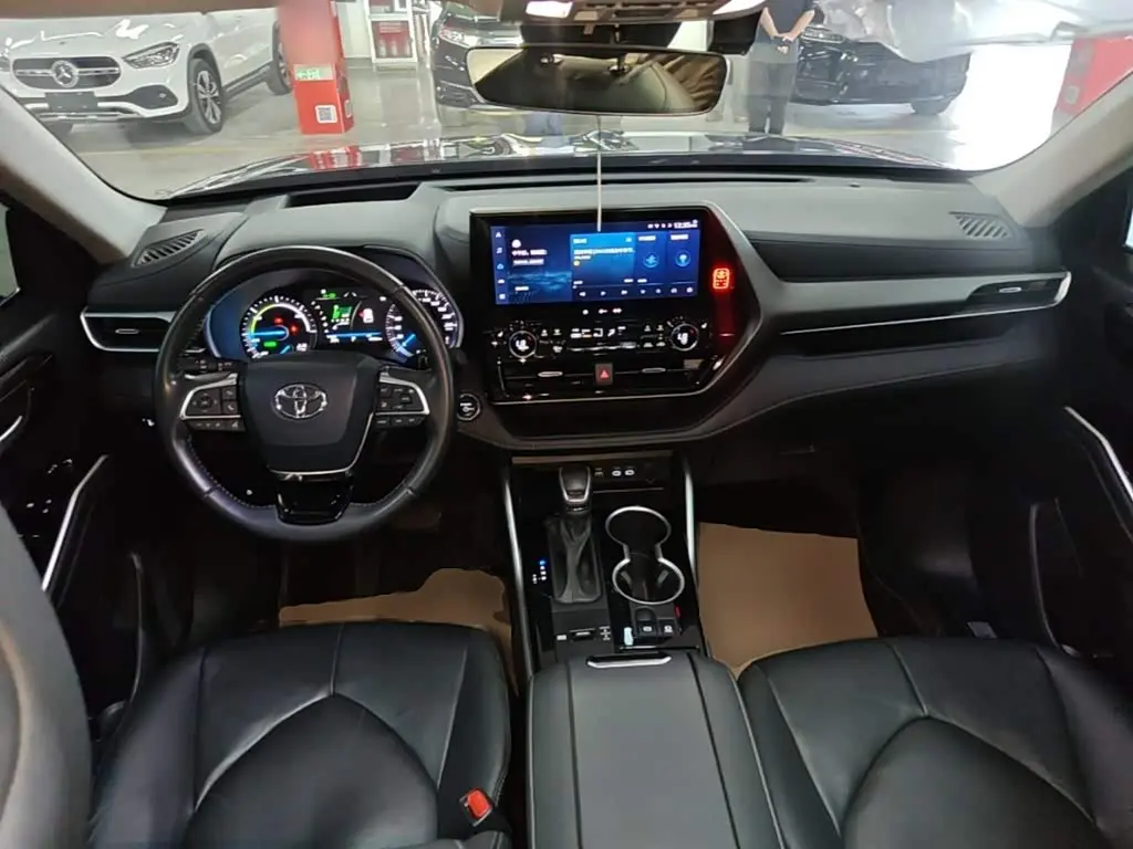Toyota Highlander 2023 — Photo 10/20