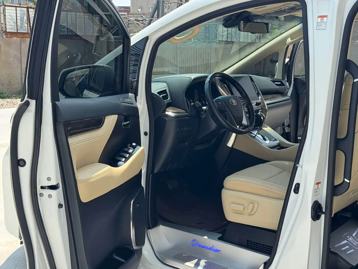 Toyota Alphard 2022 — Photo 4/11