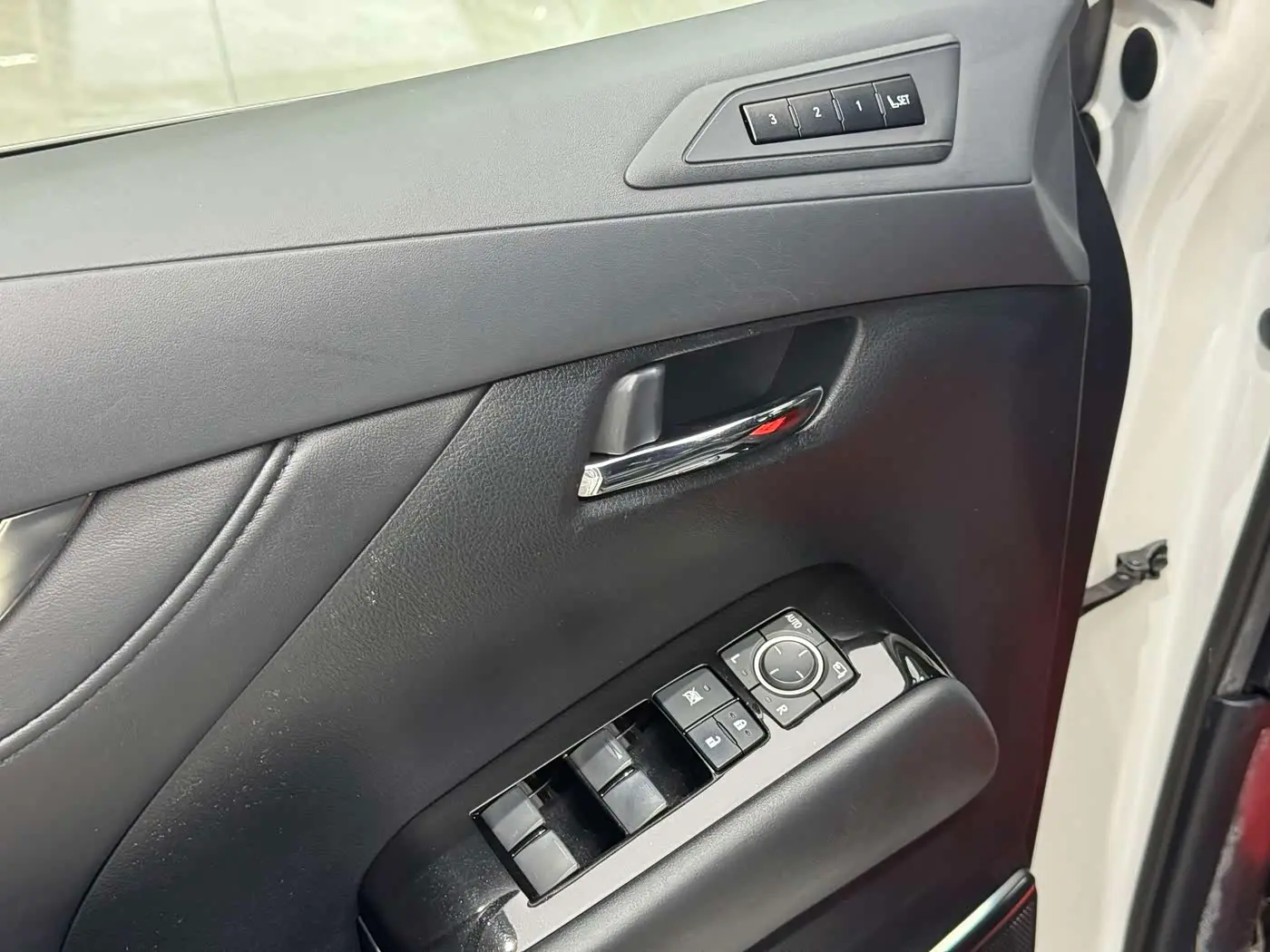 Lexus LM 2022 — Photo 8/20