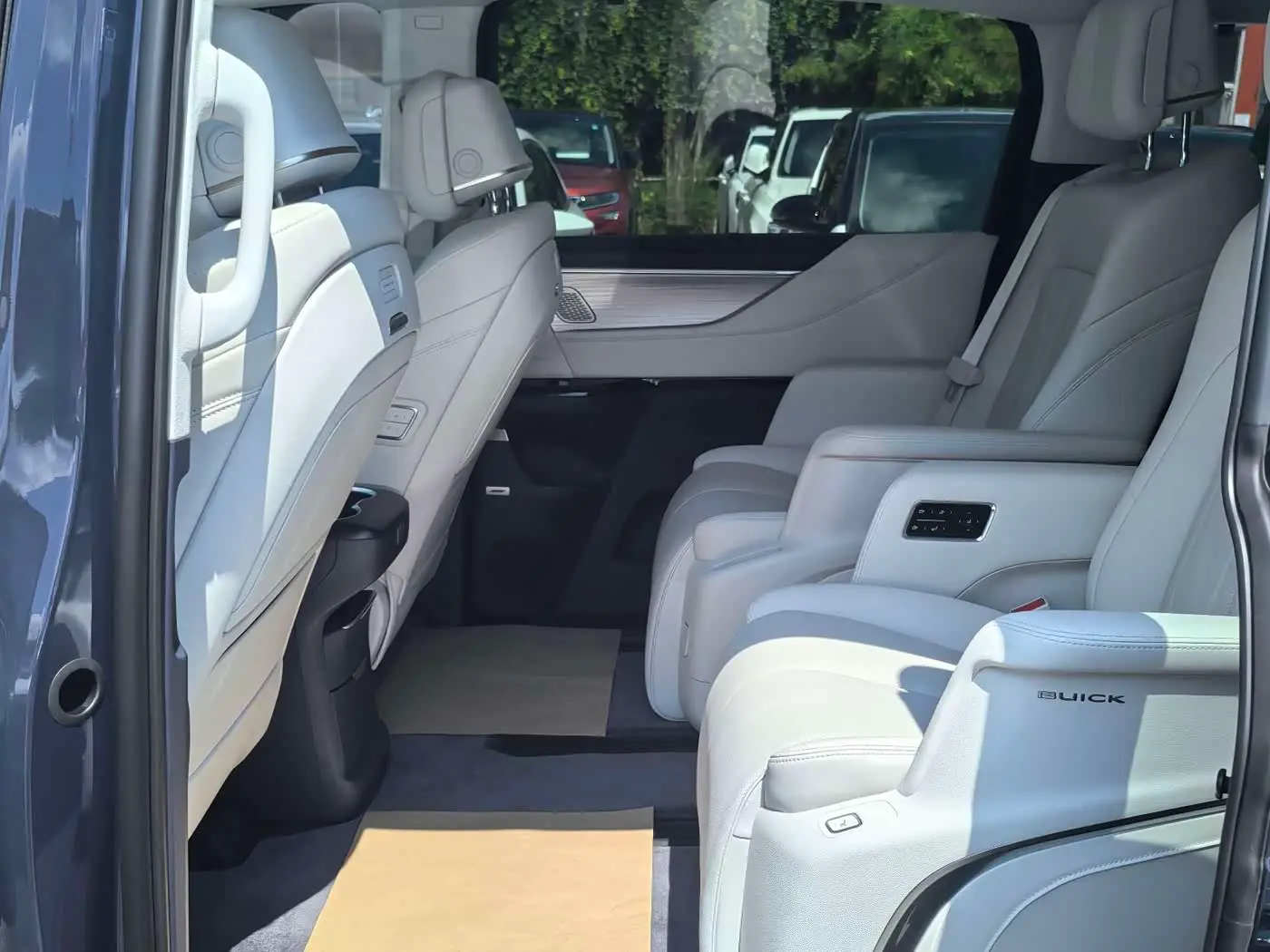Buick GL8 New Energy 2025 — Photo 8/10
