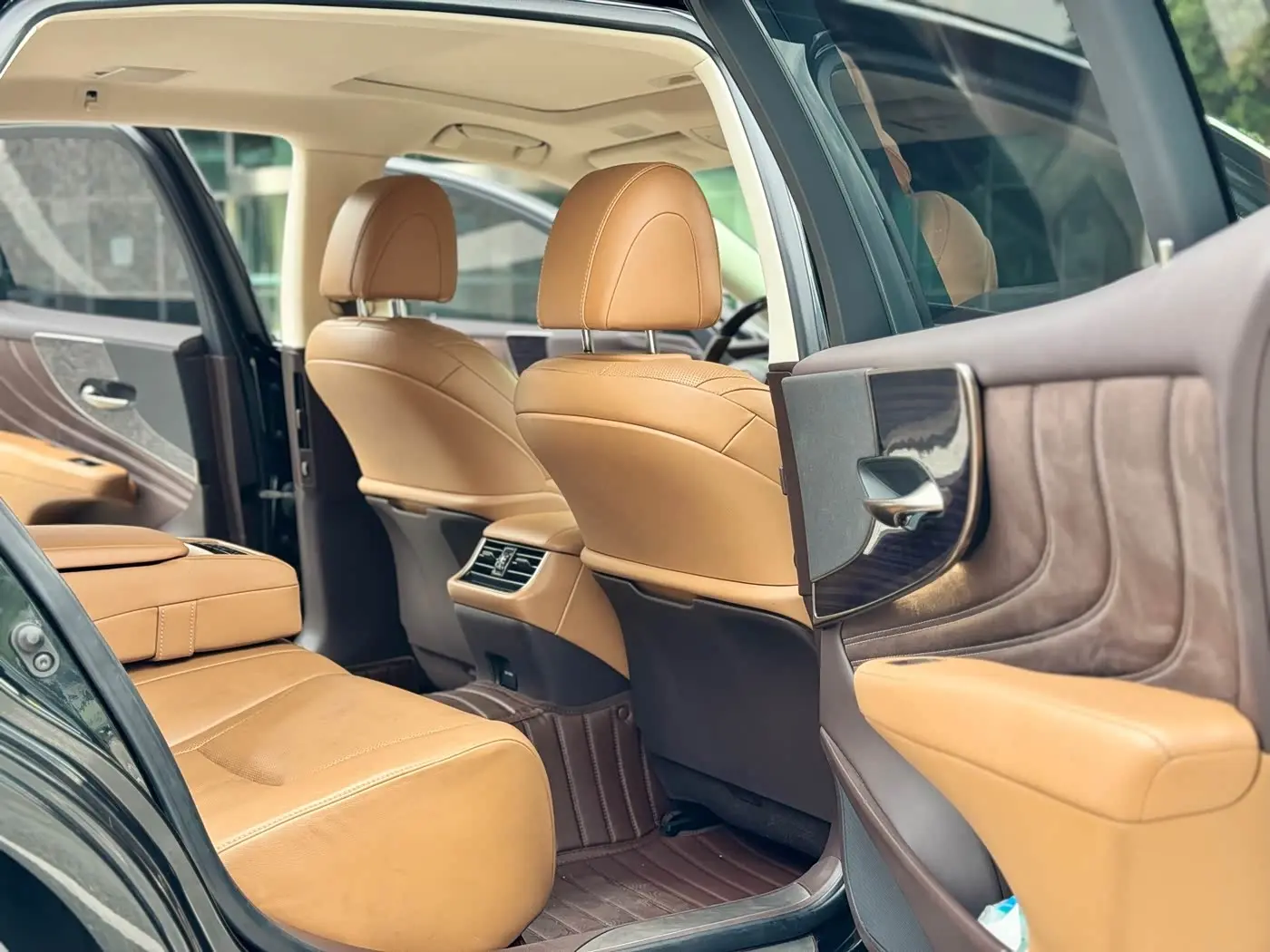 Lexus LS 2018 — Photo 11/19