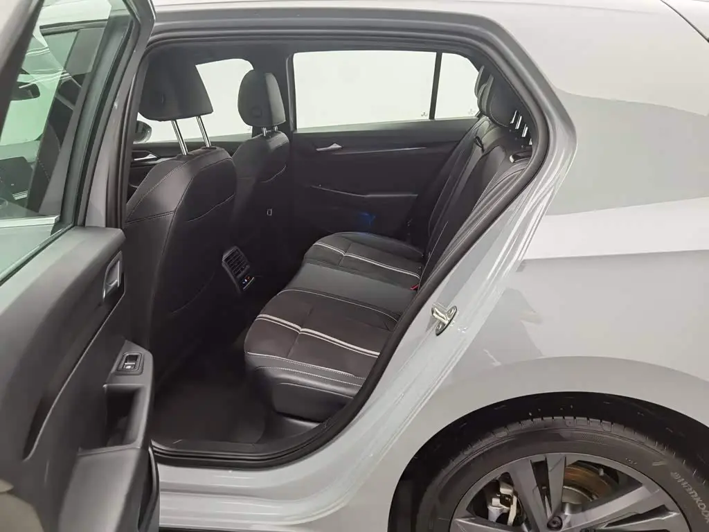 Volkswagen Golf 2024 — Şəkil 15/20