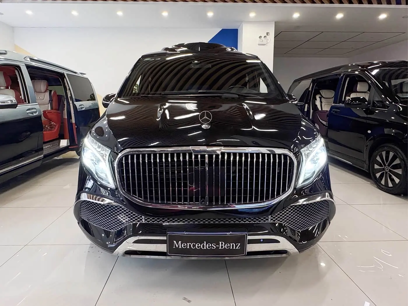 Mercedes-Benz V-Class 2022 — Photo 2/14
